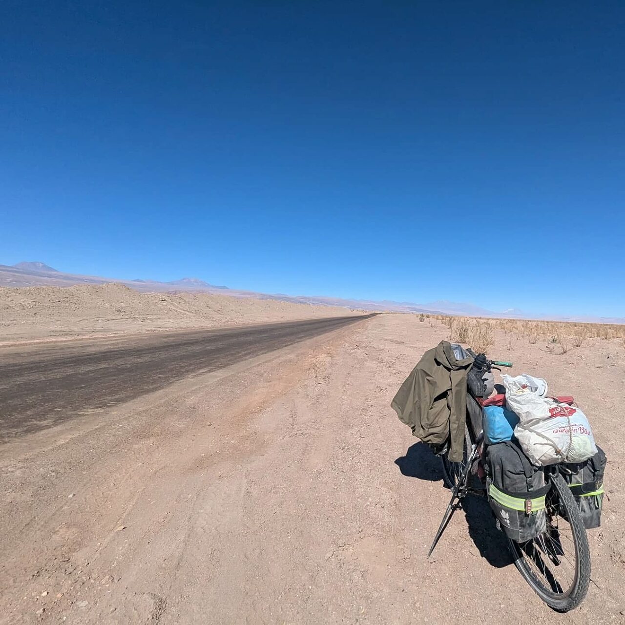 La bicicletta di Monica Consolini nel Desierto de Atacama, Chile ©RidesmileS