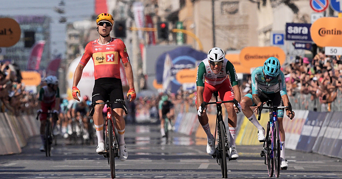 Il norvegese Fredrik Dversnes, 29 anni, precede a Milano Mirco Maestri e Martin Marcellusi © Giro d'Italia
