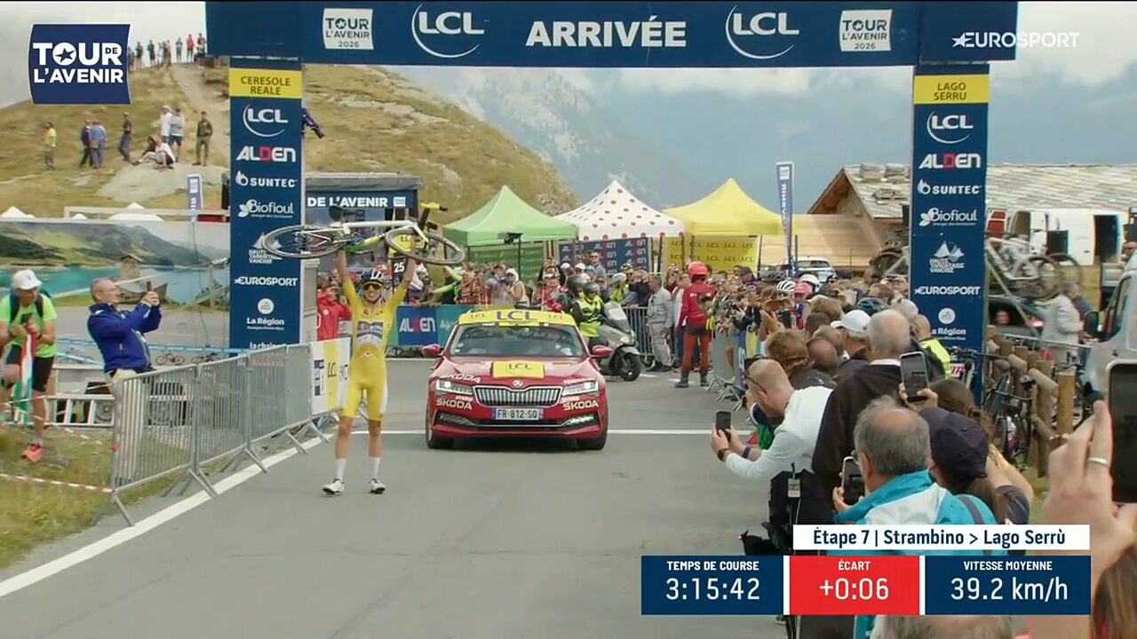 Lorenzo Finn esulta alzando la bicicletta sul traguardo dell'ultima tappa del Tour de l'Avenir 2026