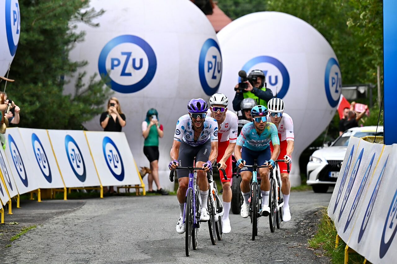 Dries De Bondt (Jayco AlUla), Matteo Malucelli (XDS Astana) e i nazionali polacchi Tobiasz Pawlak e Patryk Stosz al Gpm di Antoniów ©Tour de Pologne via X