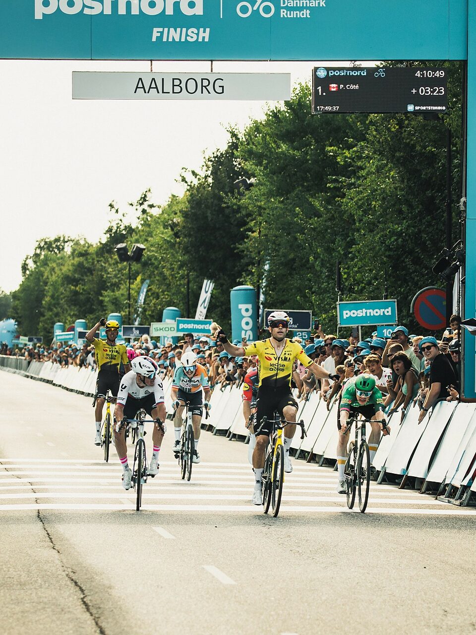 La volata vincente di Wout van Aert nella prima tappa del Tour of Denmark 2026 © Uno-X Mobility via Instagram