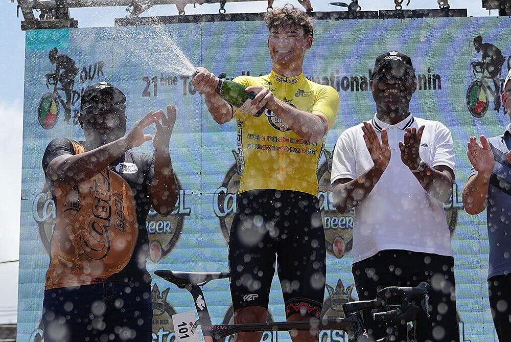 Kristiāns Belohvoščiks festeggia la vittoria del Tour de Bénin