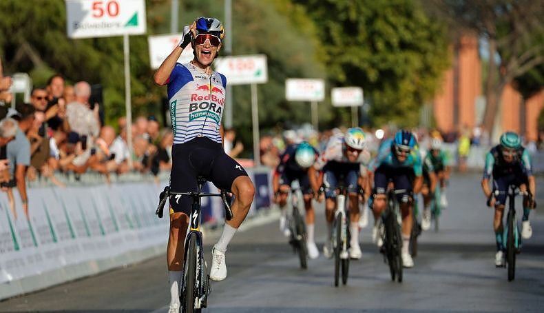 Giulio Pellizzari vince il Giro di Toscana 2026 ©Massimo Fulgenzi (Sprint Cycling Agency)