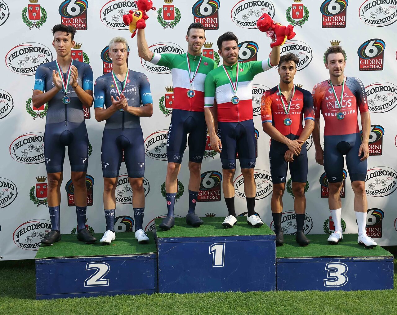 Michele Scartezzini con Francesco Lamon, campioni europei nel 2023. Sul podio anche Niccolò Galli con Mattia Pinazzi, secondi, e Matteo Donegà con Elia Viviani, terzi ©Velodromo Attilio Pavesi (Fiorenzuola d'Arda)