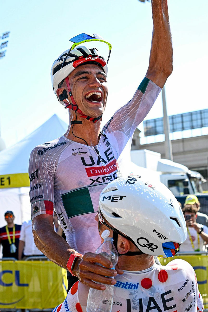 Isaac Del Toro festeggiato da Tadej Pogacar a Barcellona © UAE Emirates-XRG - SprintCycling