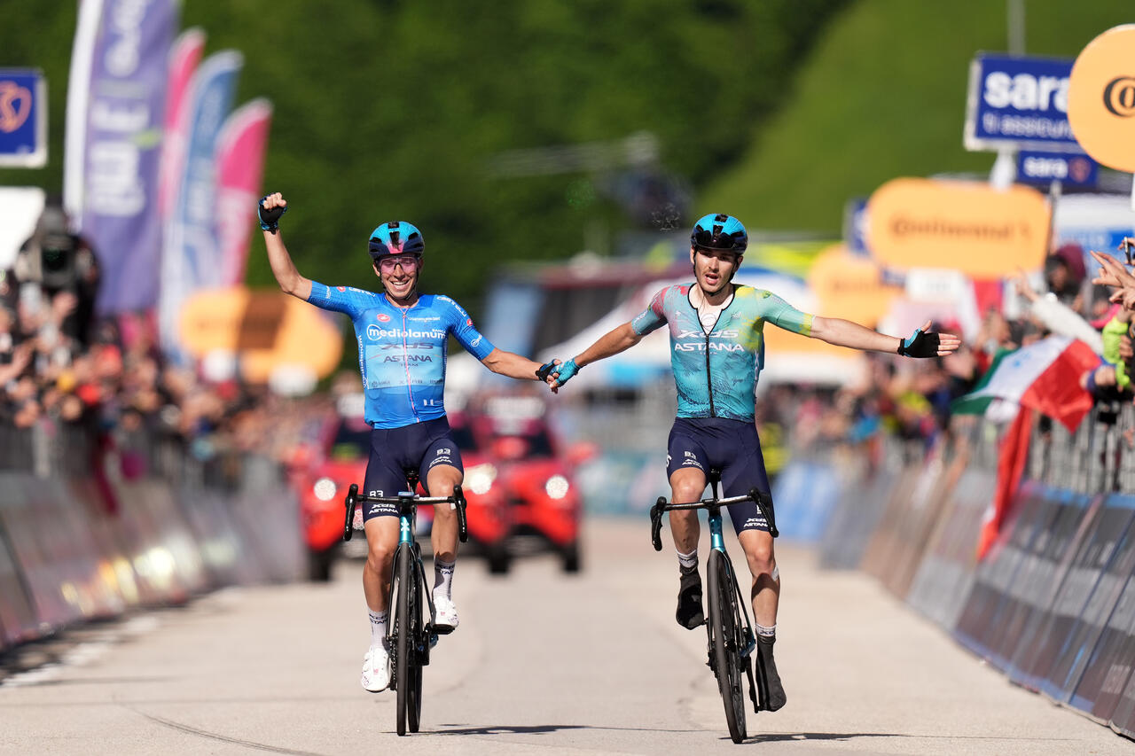 Lorenzo Fortunato e Christian Scaroni in parata sul traguardo della sedicesima tappa del Giro d'Italia 2025 © Giro d'Italia / LaPresse via X