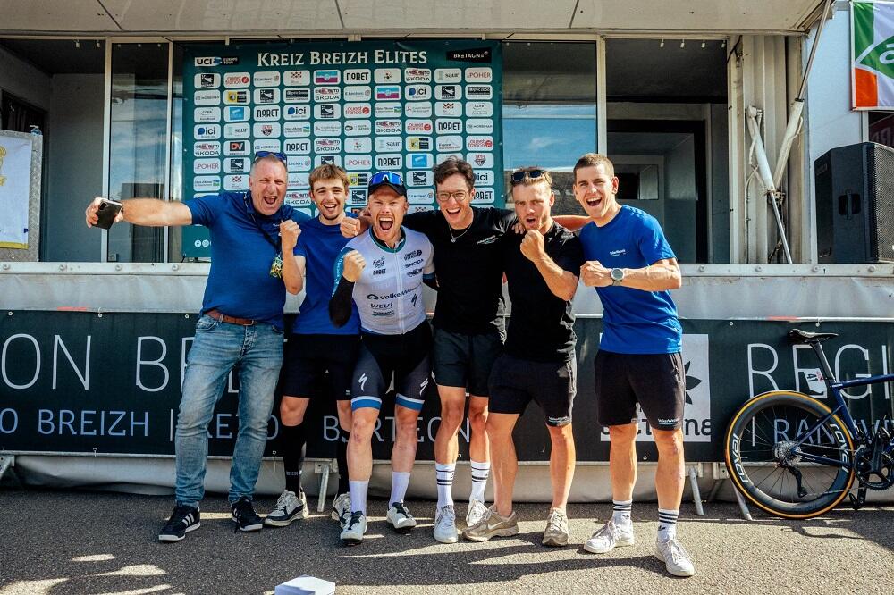Finn Crockett (in maglia bianca) festeggia con la squadra la vittoria della Kreiz Breizh Elites