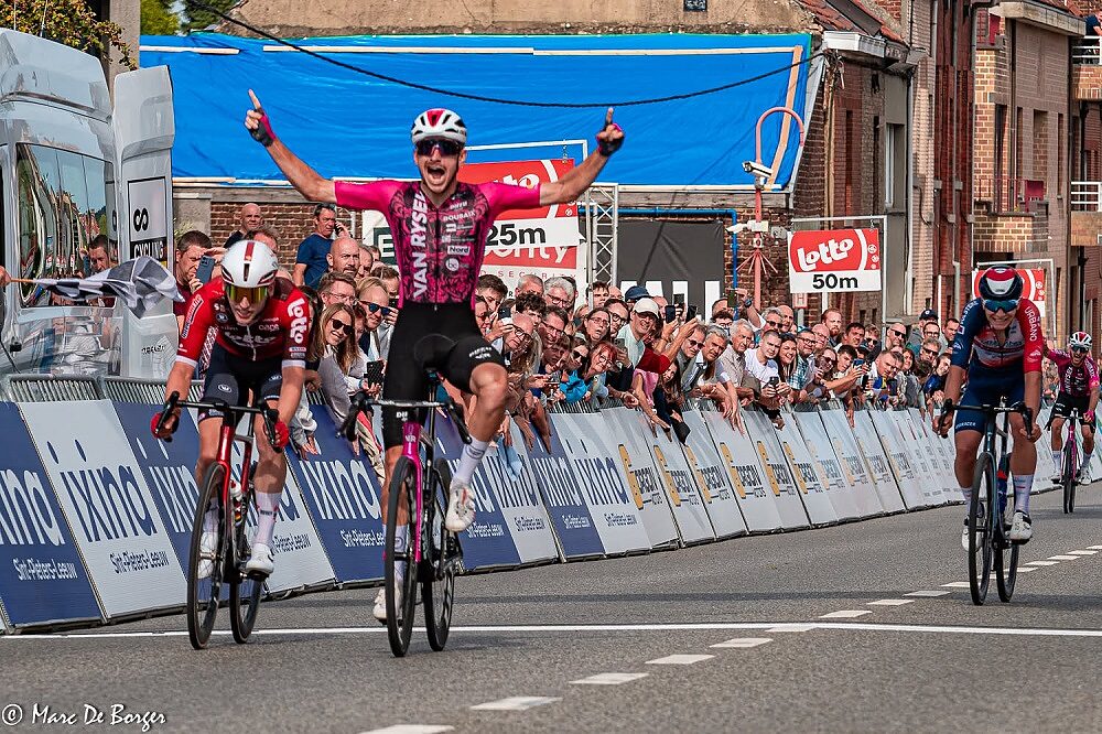 Killian Théot vince l'Ixina Classic