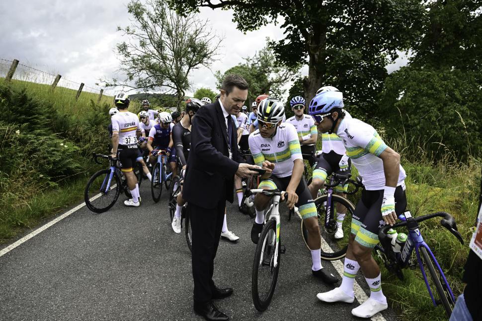 Il gruppo fermo durante la prova maschile élite su strada dei Mondiali di Glasgow 2023 ©Pauline Ballet/SWpix.com