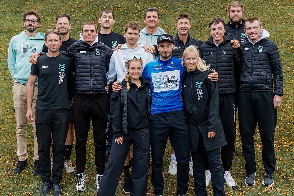 Il Team United Shipping festeggia la maglia dei GPM vinta da Michal Schuran al Tour of Britain