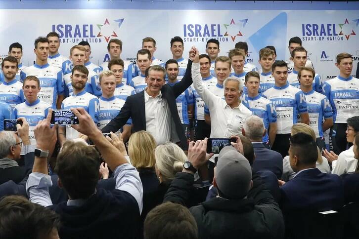 Sylvan Adams, con ciclisti della Israel Cycling Academy, nel 2019 ©Jack Guez | AFP