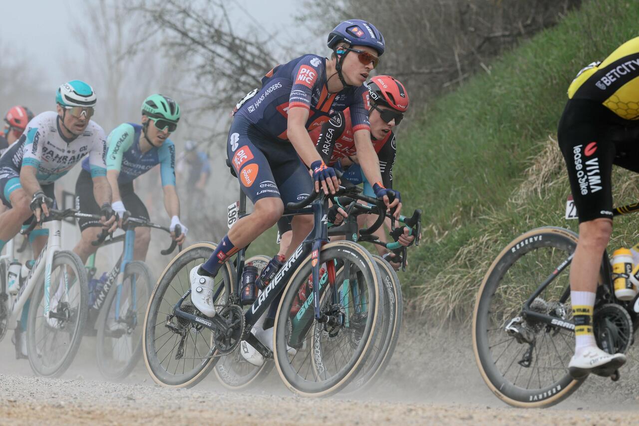 Max Poole durante la Strade Bianche © Picnic PostNL vai X