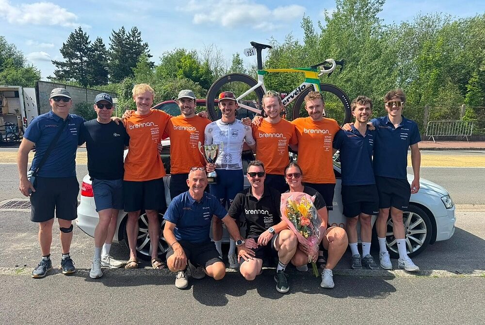 Patrick Eddy festeggia la conquista della Ronde de l'Oise con la sua squadra