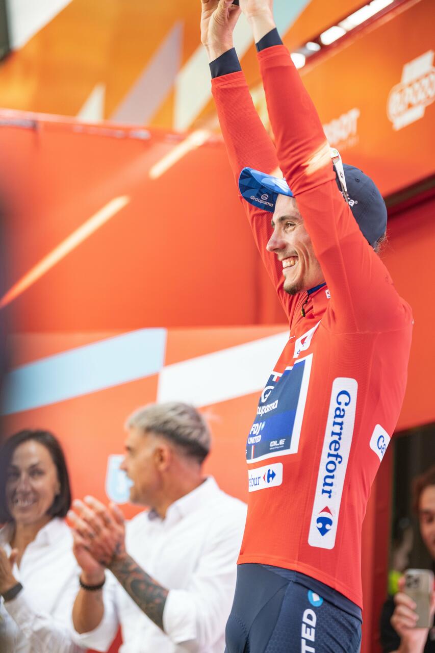 David Gaudu in maglia rossa ©La Vuelta via X