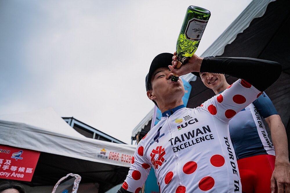 Yuhi Todome festeggia la maglia dei GPM al Tour de Taiwan
