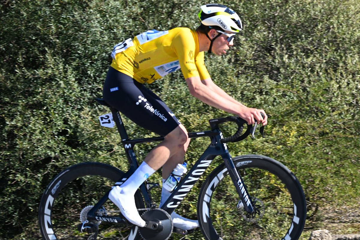 Iván Romeo in maglia di leader ©Vuelta a Andalucía