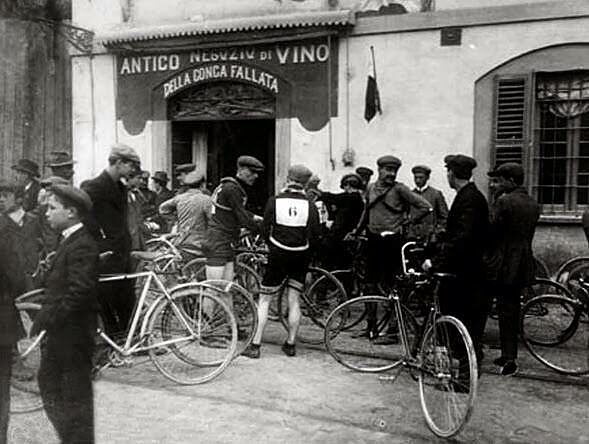 La partenza della prima Milano-Sanremo dall’Osteria della Conca Fallata © Strazza