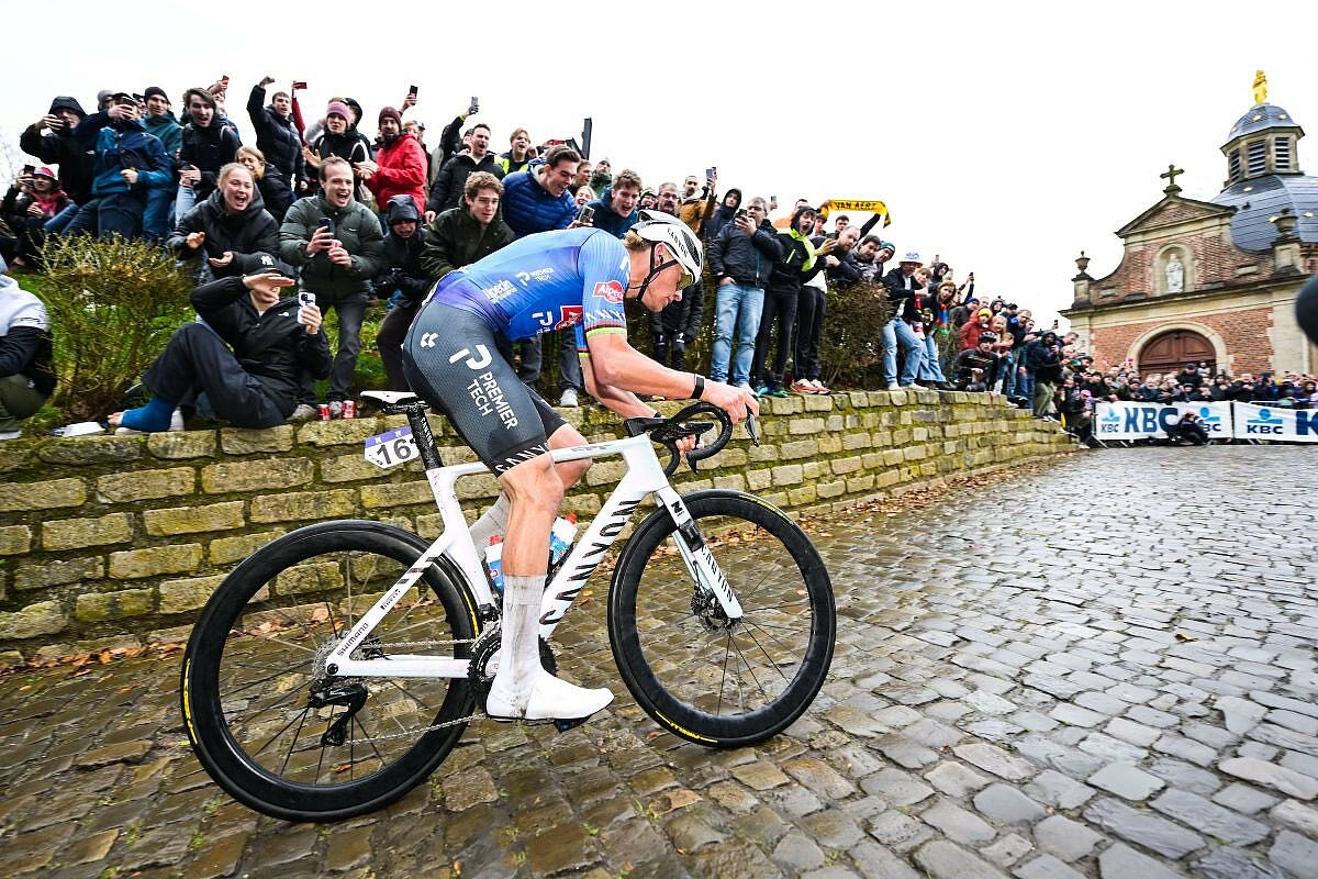 Mathieu van der Poel sul Kapelmuur durante la Omloop Nieuwsblad 2026 ©GettyImages