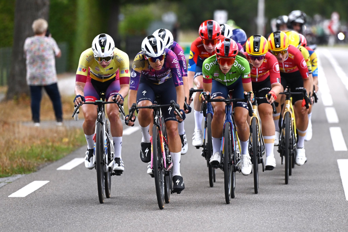 Il gruppo di testa nei ventagli ©UCI WWT-Getty