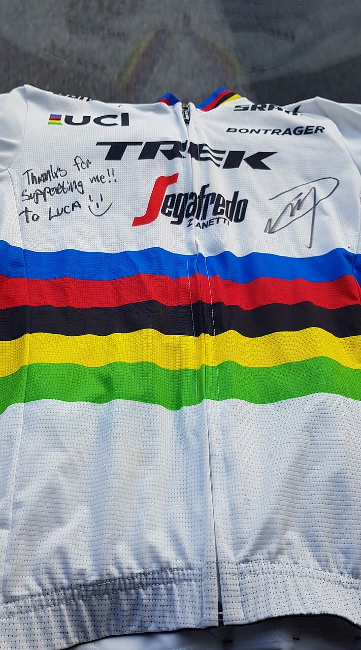 La maglia di campione del mondo di Mads Pedersen con la dedica a Luca Guercilena