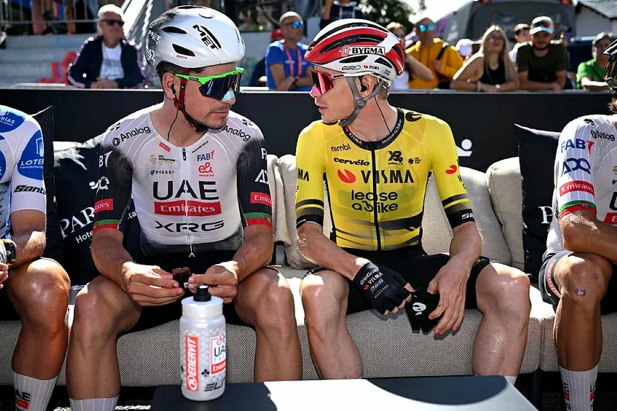 João Almeida e Jonas Vingegaard siedono uno accanto all'altro su una panchina mentre parlano prima della tappa 7 della Vuelta a Espana 2025 ©Getty Images