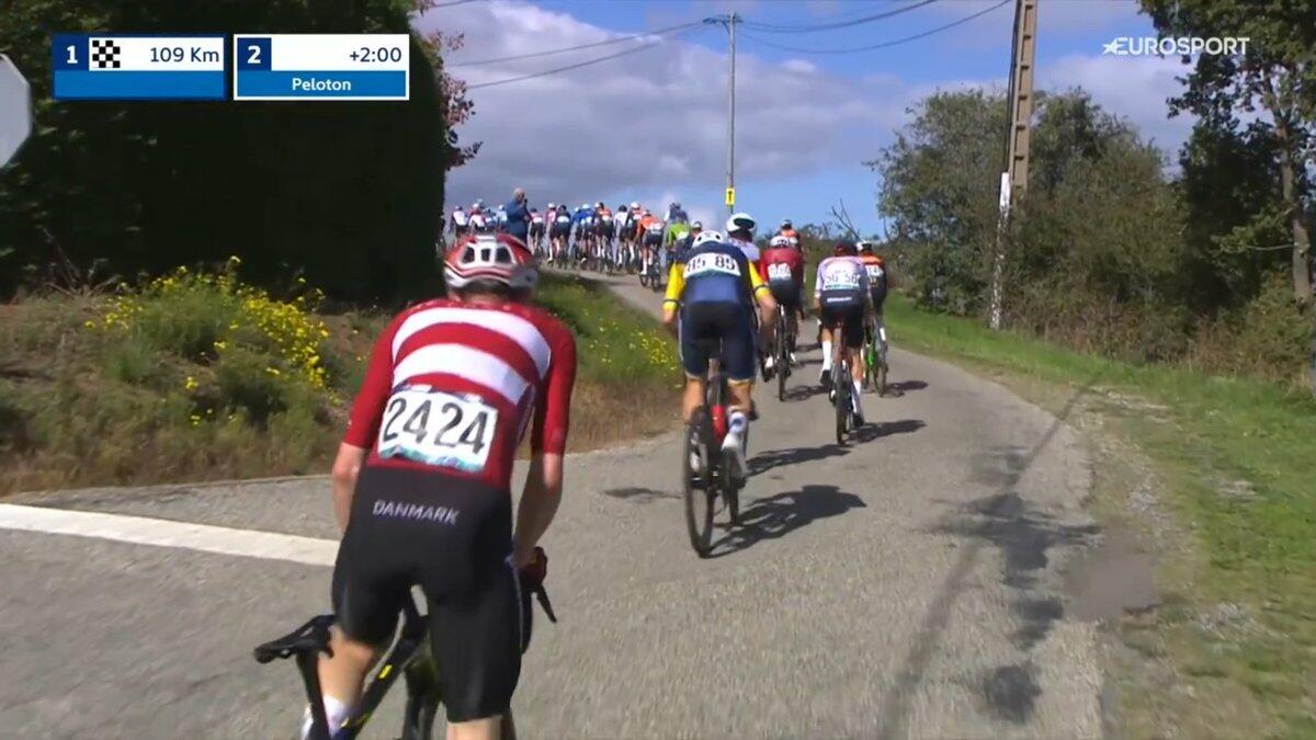 Jonas Vingegaard si stacca dal gruppo durante i Campionati Europei di ciclismo su strada