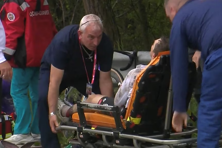 Jay Vine trasportato in ospedale in barella ©SBS