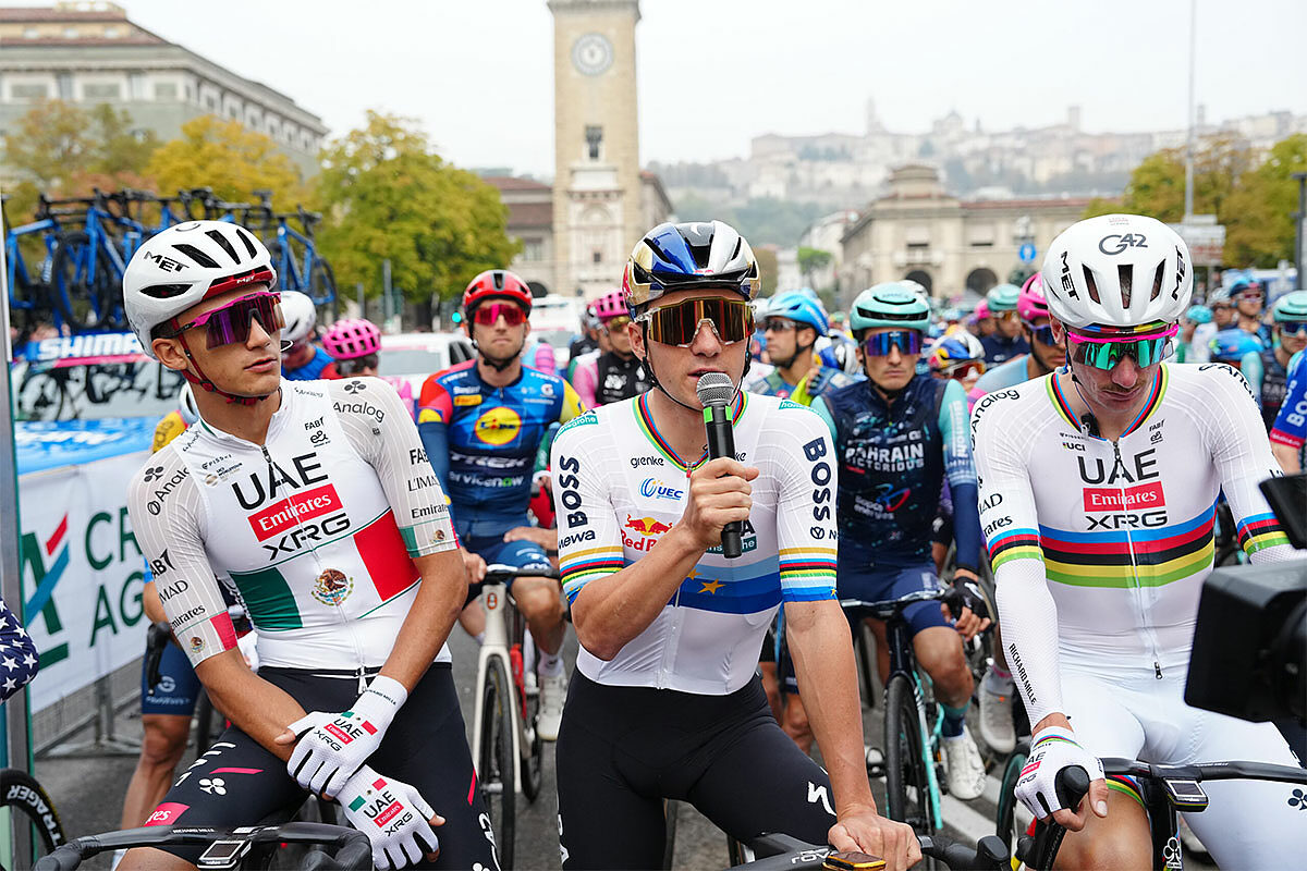 Remco Evenepoel - tra Isaac Del Toro e Brandon McNulty - prende la parola prima del via © RCS Sport