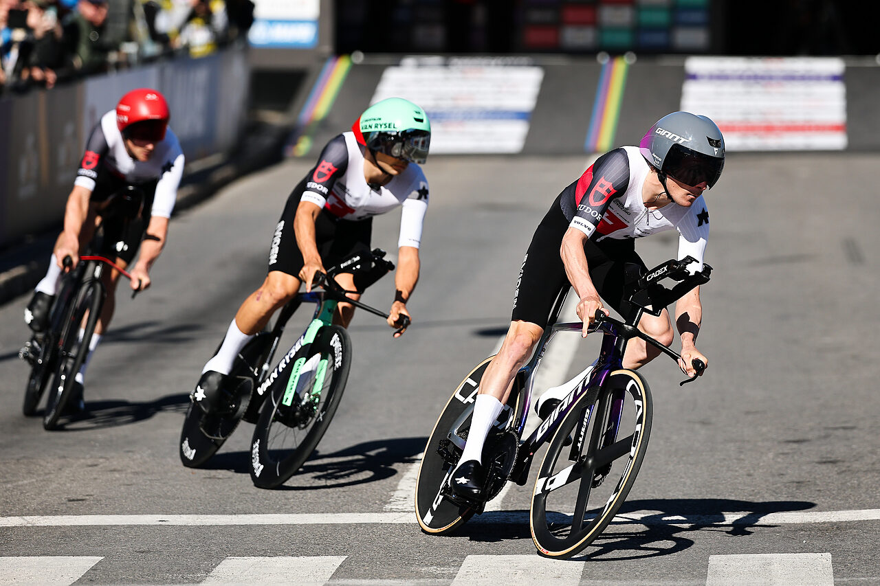 Il terzetto elvetico maschile durante la mixed relay dei mondiali di Montréal 2026