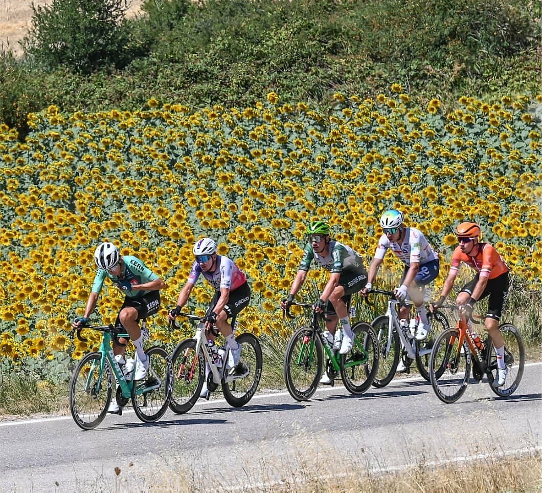 Gli uomini in fuga durante la seconda tappa della Vuelta a Burgos 2026 © Equipo Kern Pharma via X