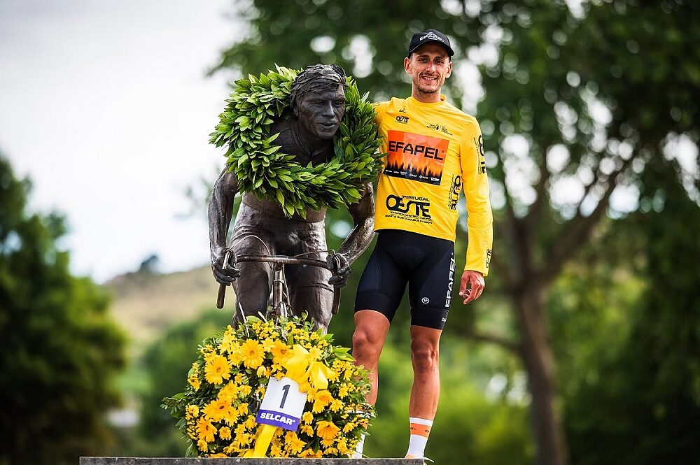 Tiago Antunes posa con la statua di Joaquim Agostinho