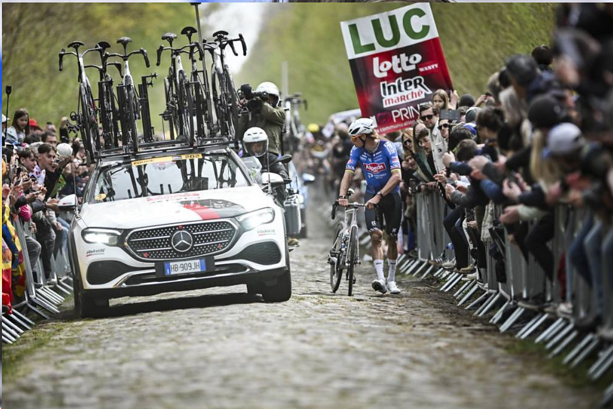 Mathieu van der Poel dopo la foratura nella Foresta di Arenberg © A.S.O. / Billy Ceusters