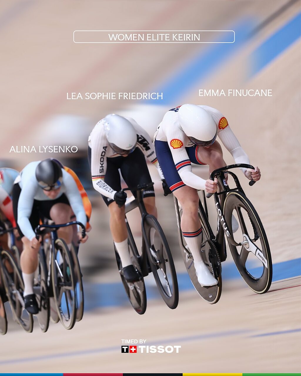 Le tre atlete del podio del keirin ai mondiali di Shanghai in fila sul rettilineo finale ©UCITrackPiste
