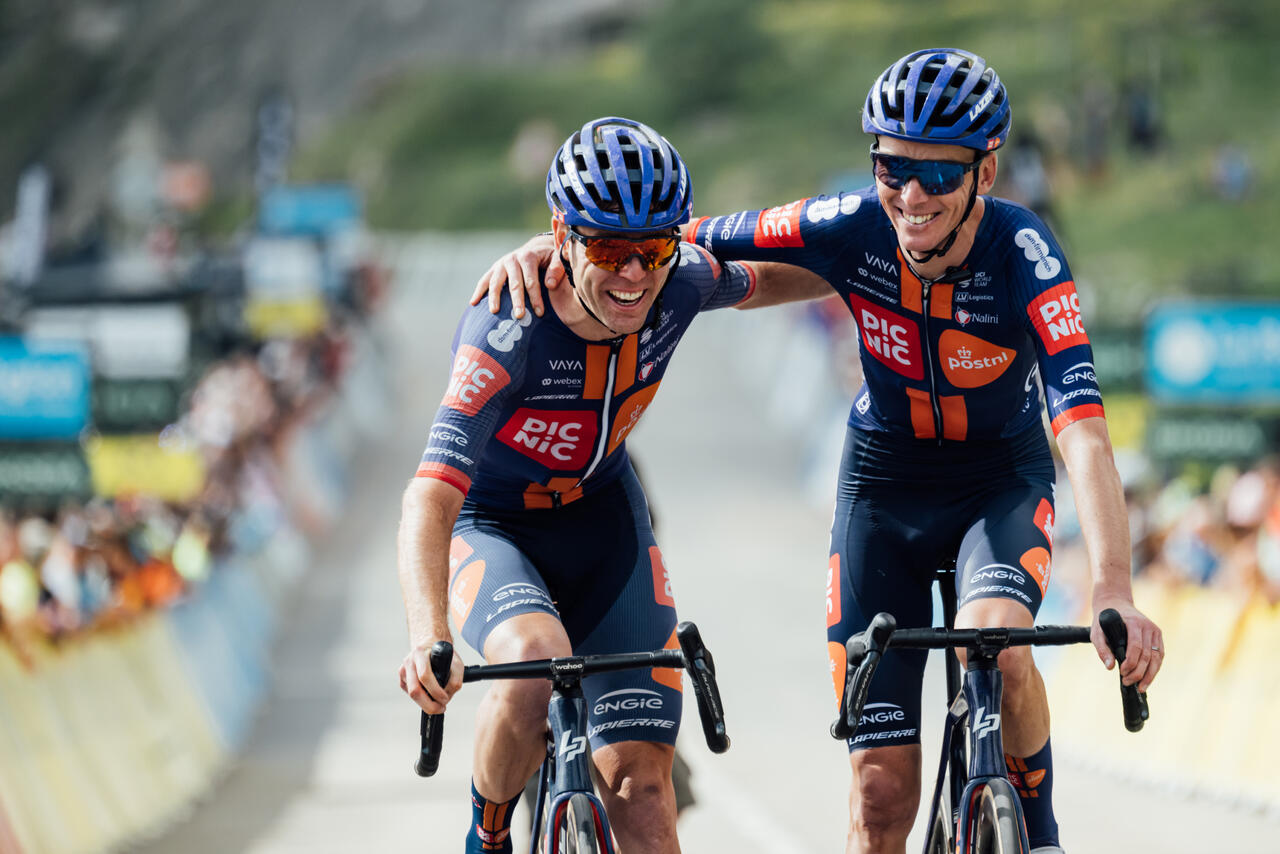 Bardet taglia il traguardo dell'ottava tappa del Criterium del Delfinato 2025 insieme a Chris Hamilton (© Chris Auld)