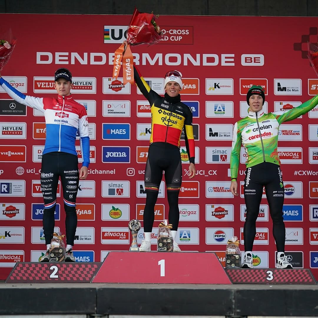 Thibau Nys sul podio in Coppa del Mondo di ciclocross a Dendermonde con Tibor Del Grosso e Laurens Sweeck ©Gaëtan Flamme