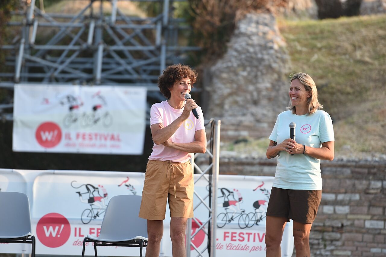 Silvia Gottardi e Linda Ronzoni sul palco del W! Festival 2025 ©Cicliste per Caso