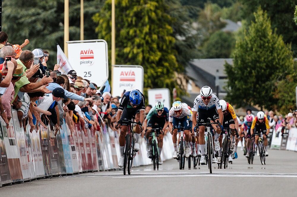 Daan Depuydt (a sinistra) vince la terza tappa del Tour du Limousin
