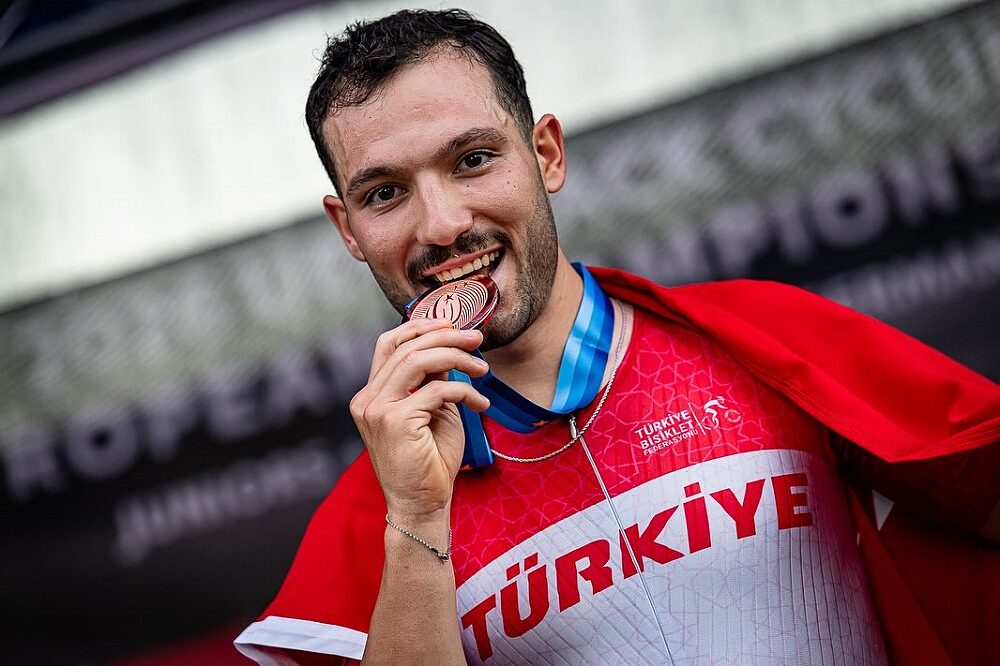 Ramazan Yilmaz con la medaglia di bronzo conquistata agli Europei Under 23 su pista