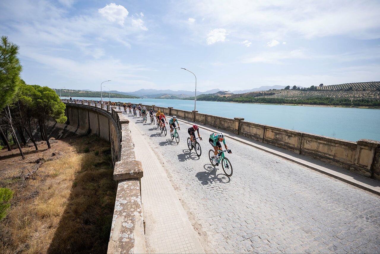 Il gruppo inseguitore durante la tredicesima tappa della Vuelta a España 2026 © La Vuelta/cxcycling via X