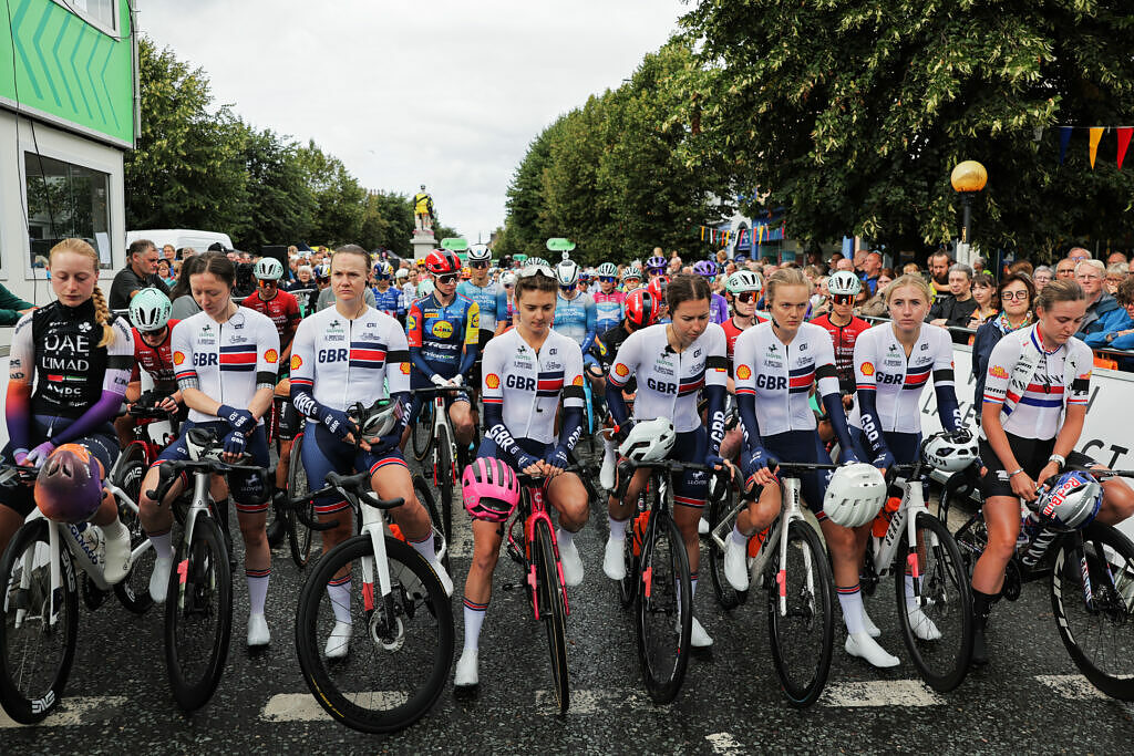 Lloyds Tour of Britain femminile 2026: nella prima tappa le corritrici si allineano per partire da Cockermouth, le cicliste osservano un minuto di applausi in memoria di Fin Tarling ©Alex Whitehead/SWPix.com tramite British Cycling