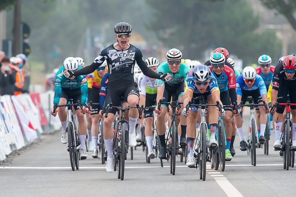 Adam Bradáč esulta troppo presto e Dušan Rajović taglia il traguardo nello stesso momento