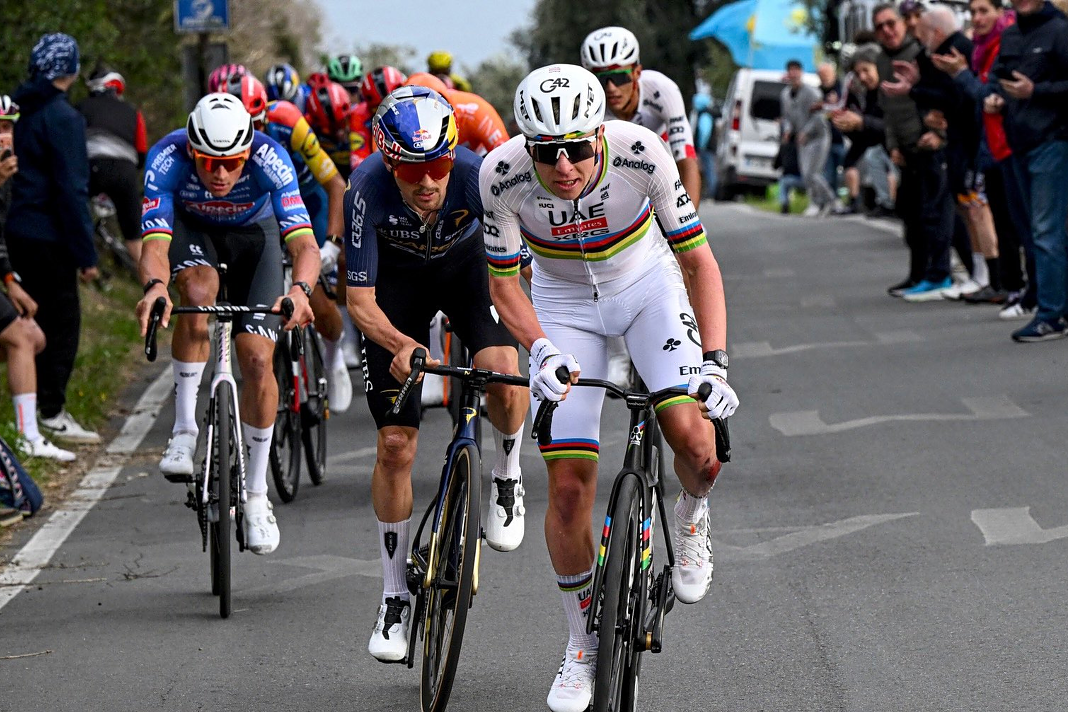 L'attacco sulla Cipressa ©UAE Team Emirates-XRG