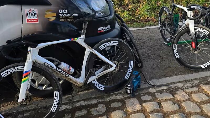 La Colnago Y1RS di Pogačar con il dispositivo accanto per regolare la pressione degli pneumatici © cyclismactu.net