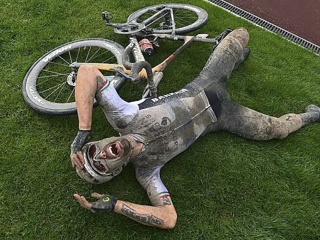 Un incredulo Sonny Colbrelli, al termine della Parigi-Roubaix 2021