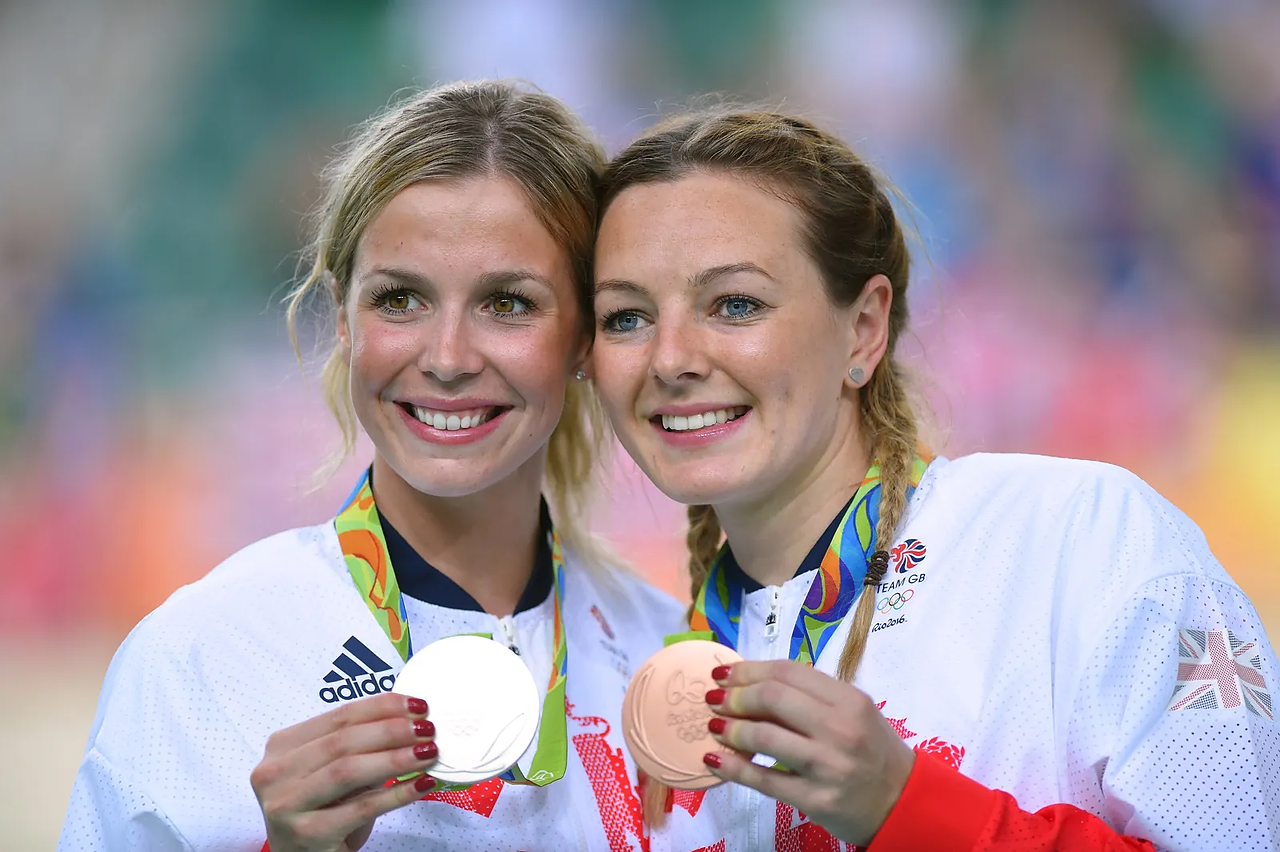 Marchant (a destra) posa accanto alla compagna di squadra Becky James dopo aver vinto la medaglia di bronzo al suo debutto olimpico ©Getty Images