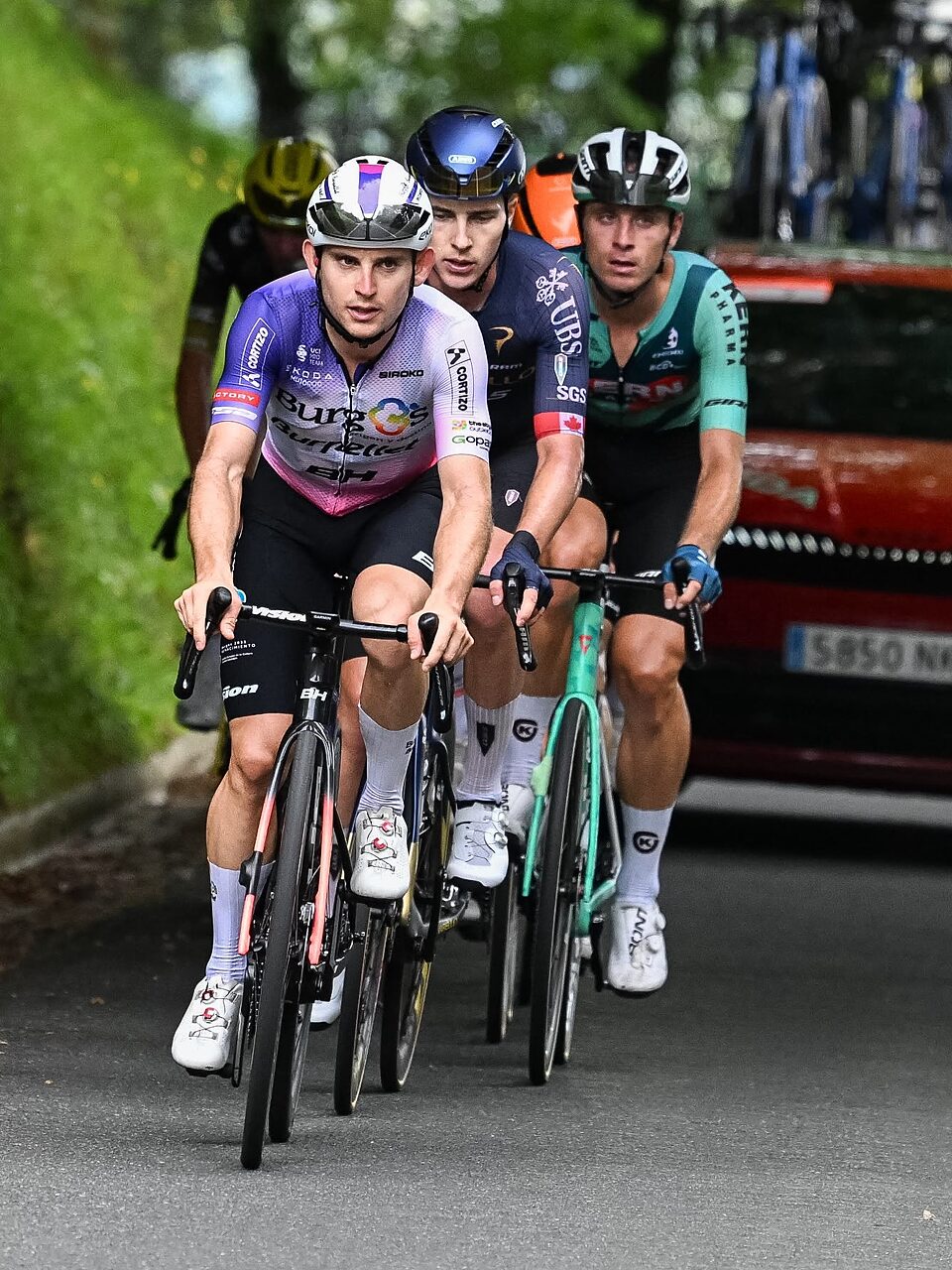 Lorenzo Quartucci e gli uomini in fuga durante la Clasica di San Sebastian © Burgos Burpellet BH / cxcling via X