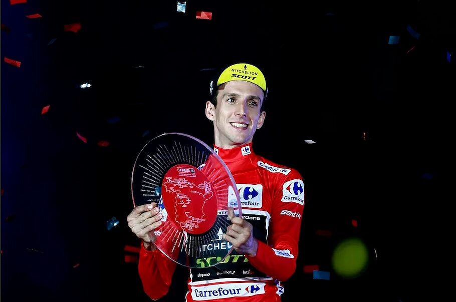 Simon Yates in maglia rossa, al termine della Vuelta a Espana 2018 (Getty Images)