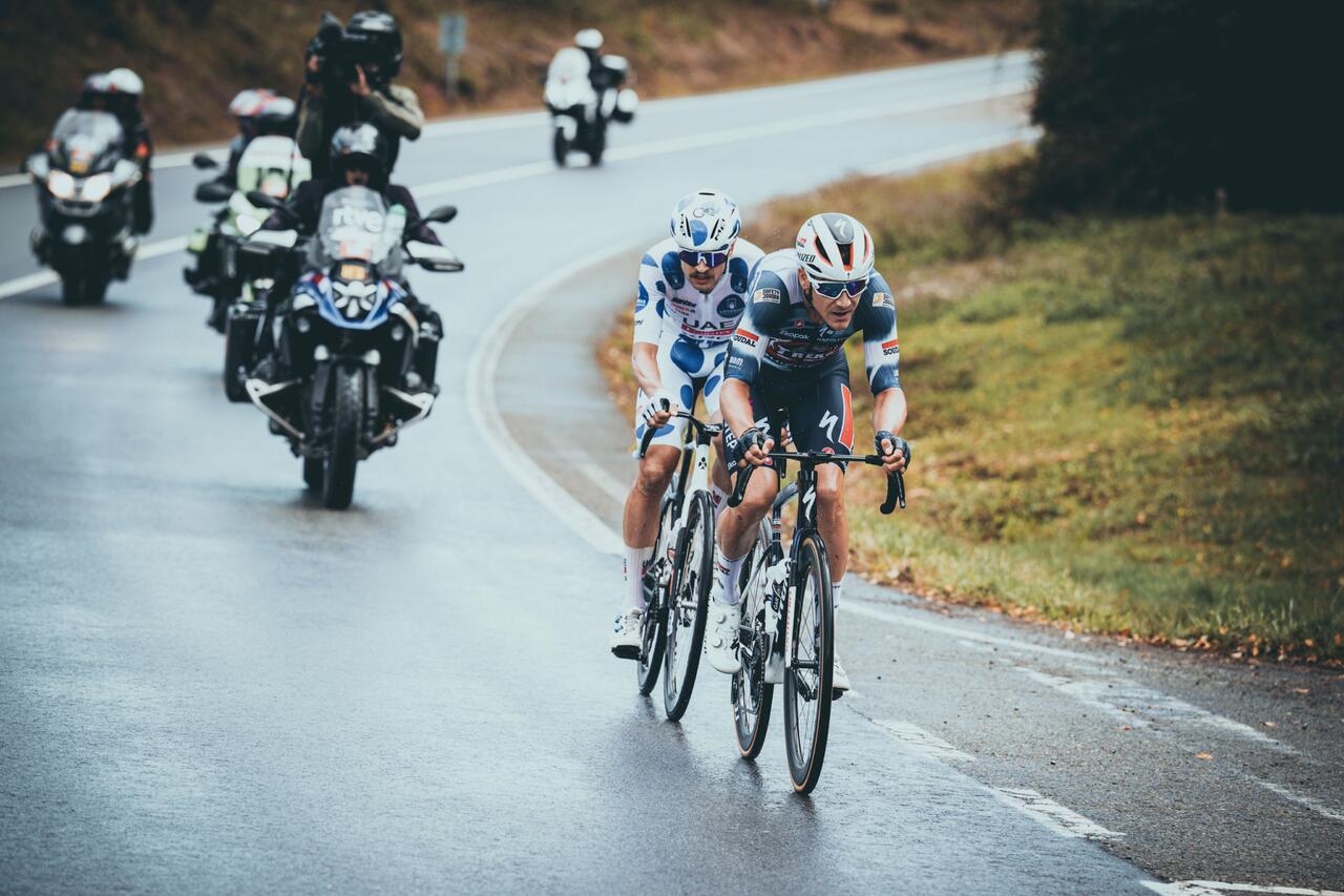 Jay Vine e Louis Vervaeke in fuga durante la quindicesima tappa della Vuelta a España 2025 © La Vuelta / CxCyling via X