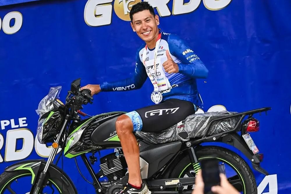 Brandon Rojas festeggia la vittoria della Vuelta a Venezuela