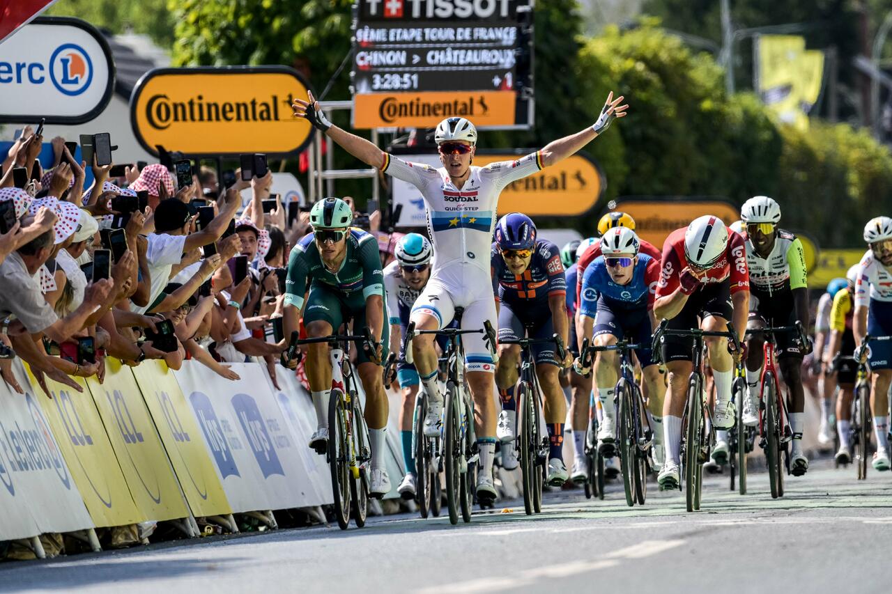 Tim Merlier rimonta e batte Jonathan Milan a Châteauroux © Profilo X Le Tour de France